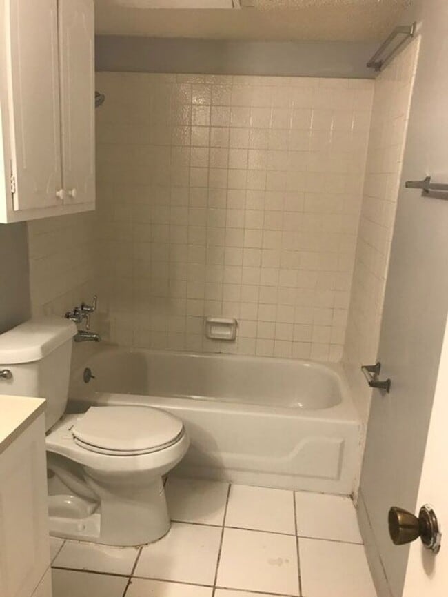 Building Photo - Condo Available at Boca Club Condominiums!