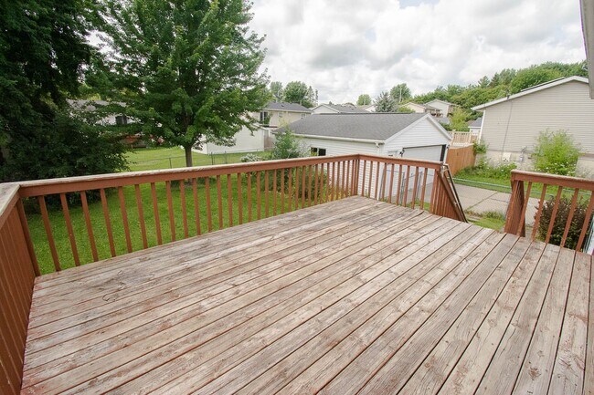 Building Photo - Pet friendly Country Club Manor home with fenced yard!