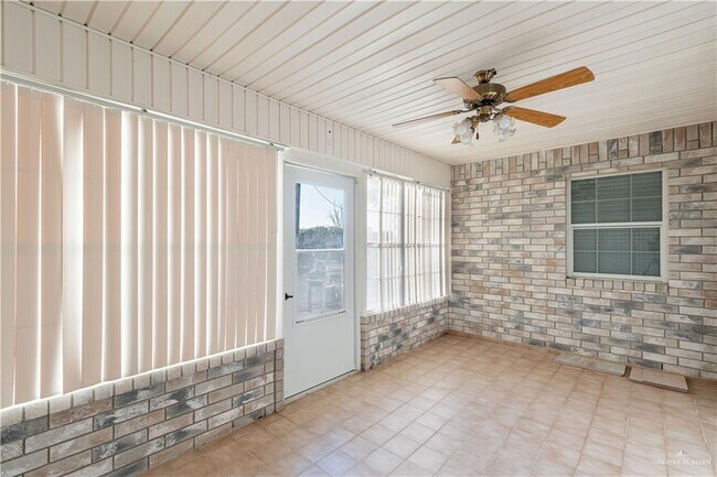 Building Photo - 2213 Lake View Dr