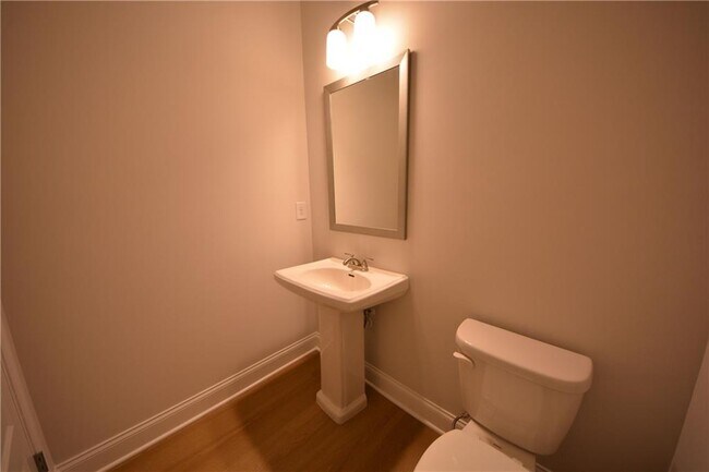 Building Photo - 547 Hellen Vly Dr