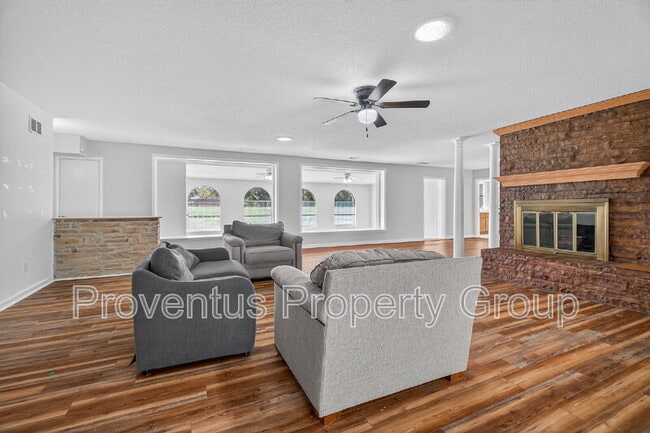 Building Photo - 8 Manor Dr