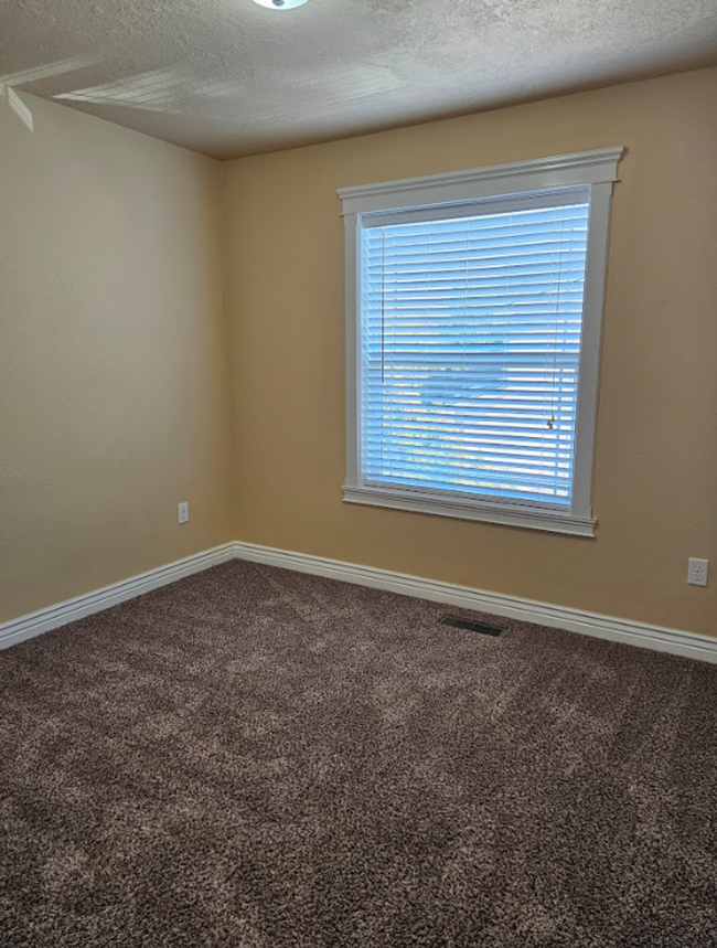 Building Photo - Centrally located 3bed/2.5bath townhome w/...