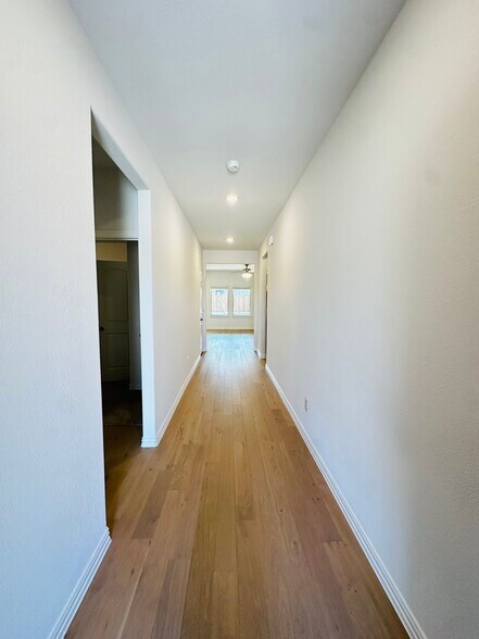 Building Photo - 1707 Blackbird Ln