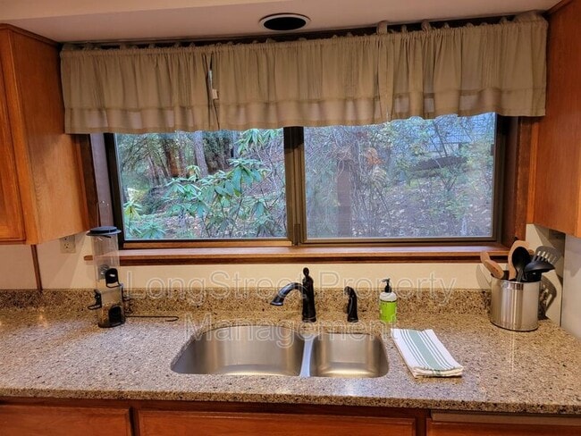 Building Photo - 2720 NW Glenwood Dr