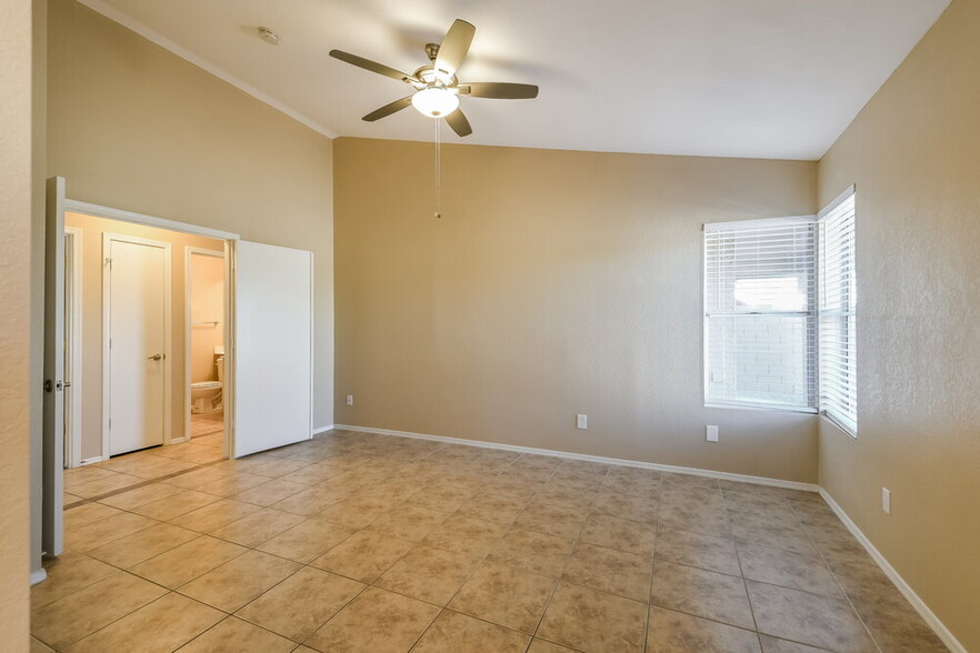 Building Photo - 1102 E Villa Theresa Dr