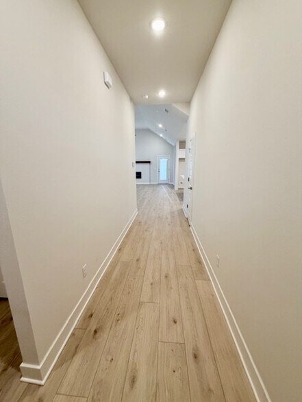 Building Photo - 416 S Calico Ave