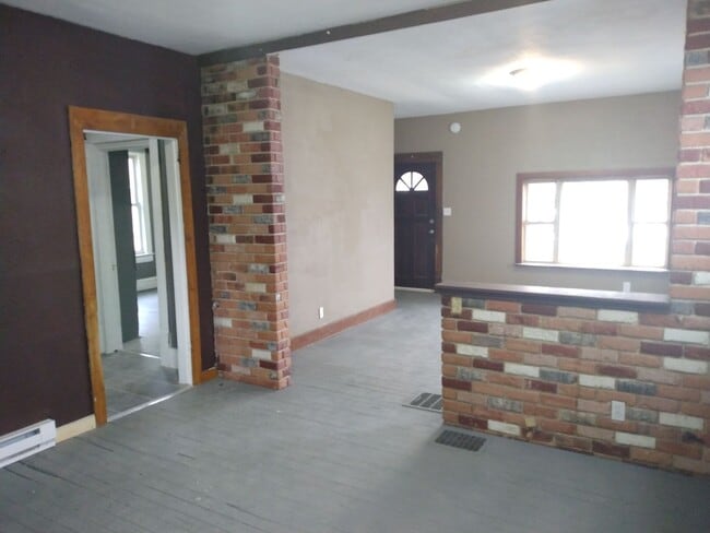 Building Photo - Spacious 2 Bedroom 1 Bathroom