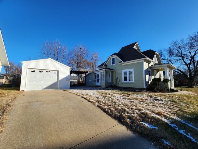 Building Photo - Spacious 3 Bedroom 1.5 Bathroom Home