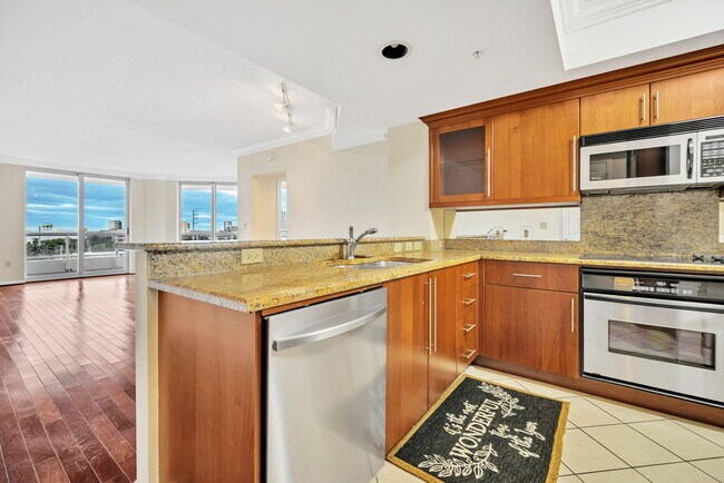 Building Photo - 401 SW 4th Ave