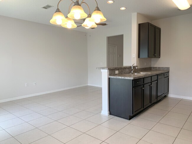 Building Photo - Moultrie Village Townhome with two ensuite...