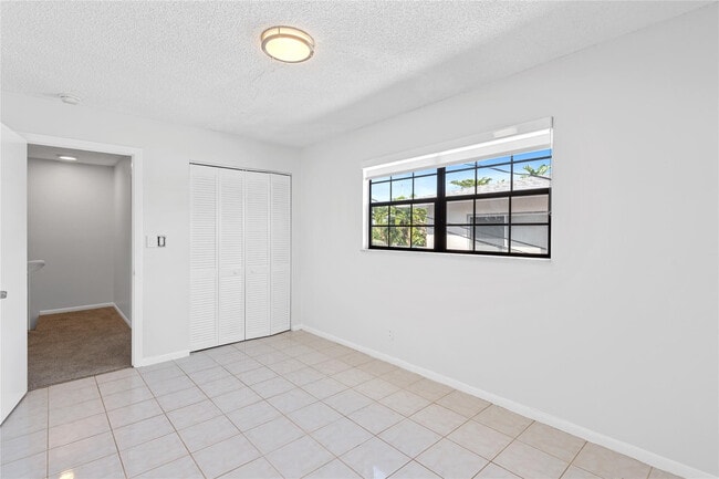 Building Photo - 608 NE 29th Dr