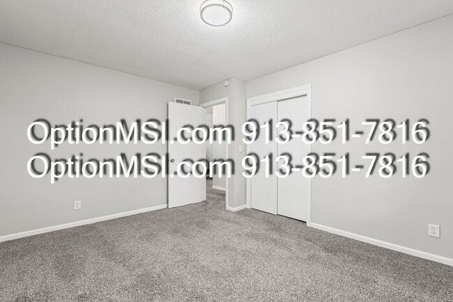 Building Photo - Very Spacious! SMSD!
