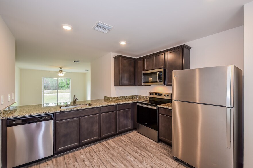 Building Photo - 865 Youngreen Dr