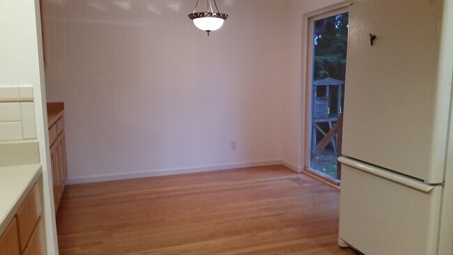 Building Photo - Cozy 4 beds with huge bonus room in Bellevue with private access to Phantom Lake