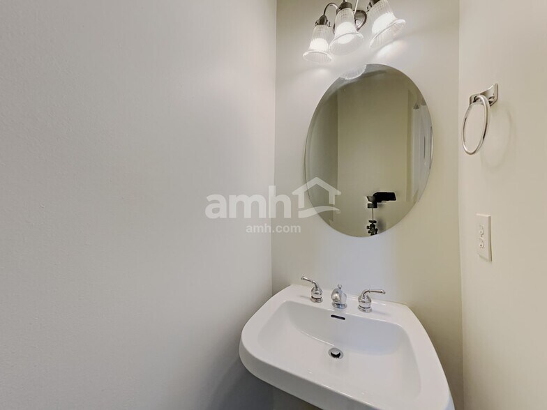 Building Photo - 12803 Winget Rd