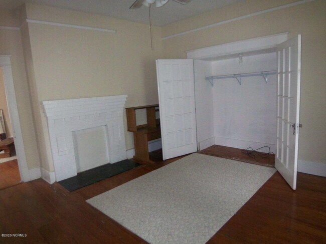 Building Photo - 705 E 5th St