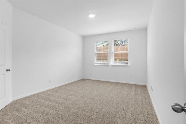 Building Photo - 305 Brooks Ranch Dr