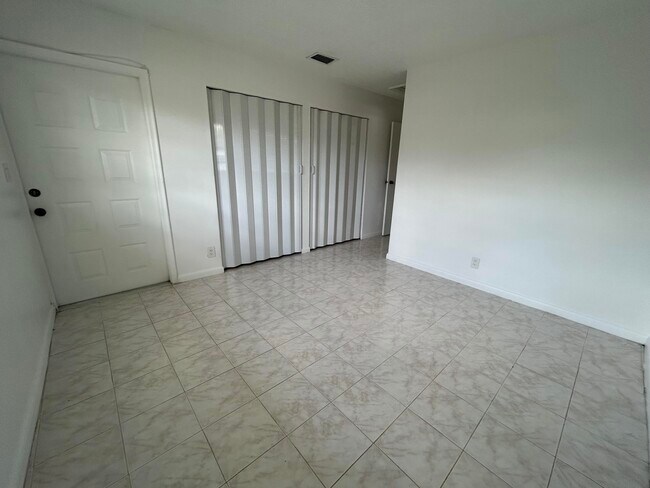 Building Photo - 6140 SW 41st Ct
