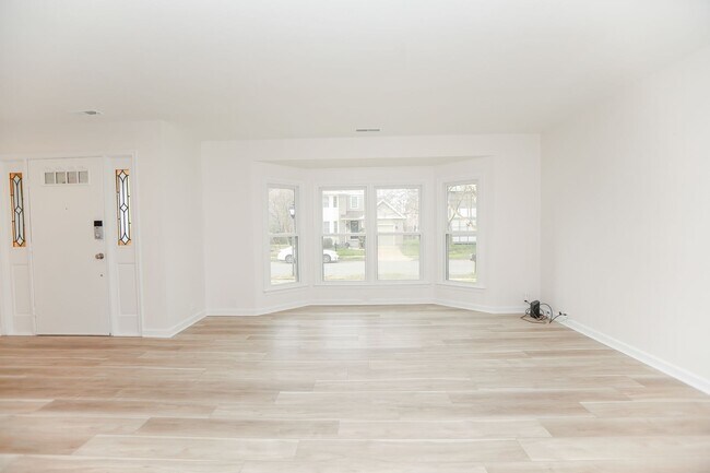 Building Photo - Beautifully renovated 3 bed 2.5 bath home ...
