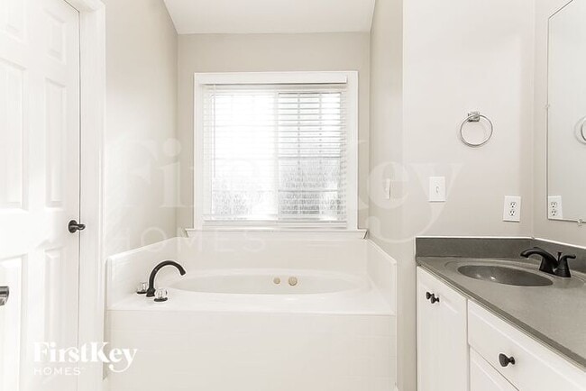 Building Photo - 5388 Beechmont Dr