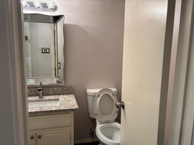 Building Photo - 5667 Birchmont Dr