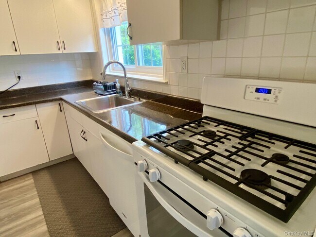 Building Photo - 49-09 Hanford St