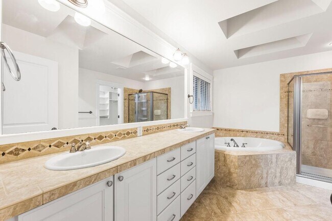 Building Photo - Elegant University Place Home with A/C, Tandem Garage, Office & Balcony Bedroom Near JBLM!