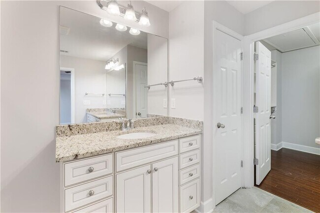 Building Photo - 2541 Sibley Dr