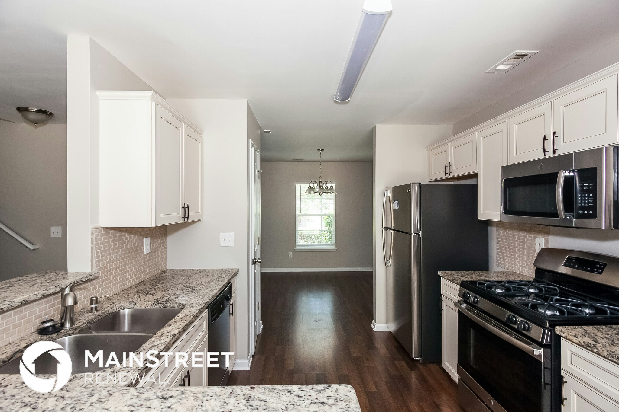 Building Photo - 8146 Chatham Oaks Dr