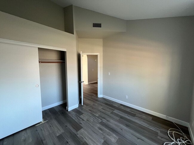 Building Photo - Newly Remodeled - Henderson