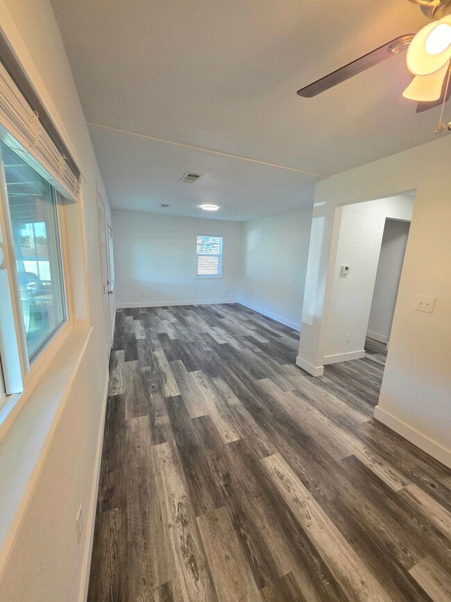 Building Photo - REMOELED 2 BED 1 BATH HOUSE READY NOW!