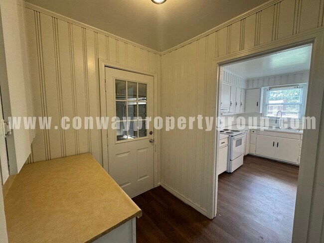 Building Photo - 718 S Donaghey Ave