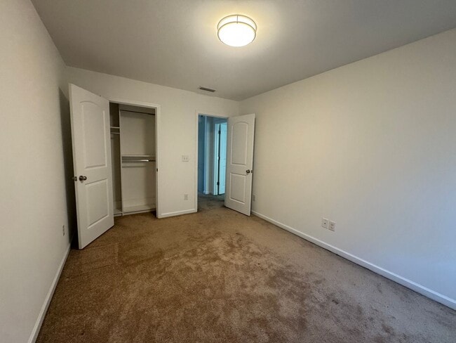 Building Photo - AVAILABLE TO SHOW!