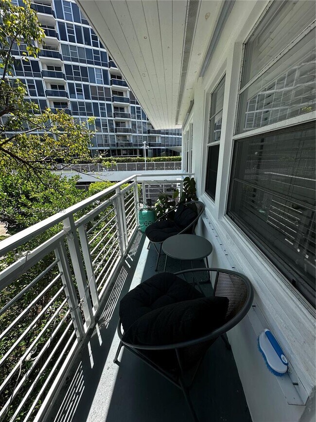 Building Photo - 6865 Bay Dr