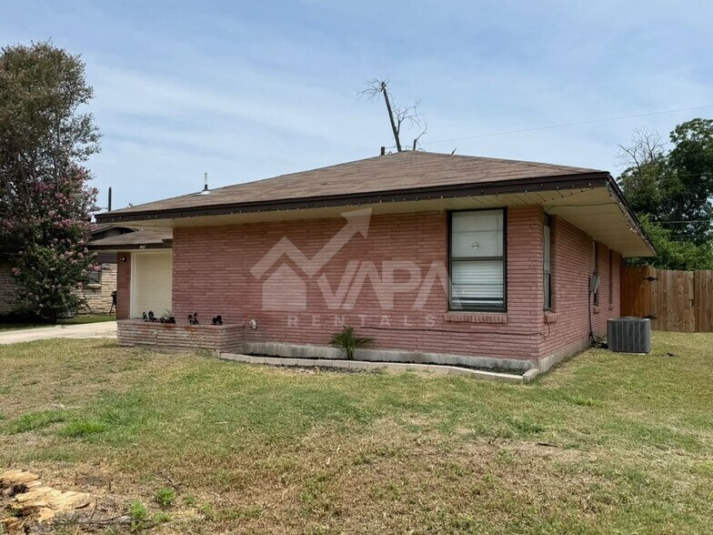 Building Photo - 4907 Stoneleigh Dr