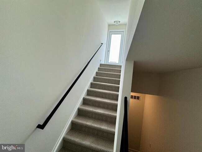 Building Photo - 906 Lakeview Ct