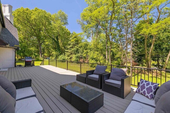 Building Photo - 300 Camelot Way