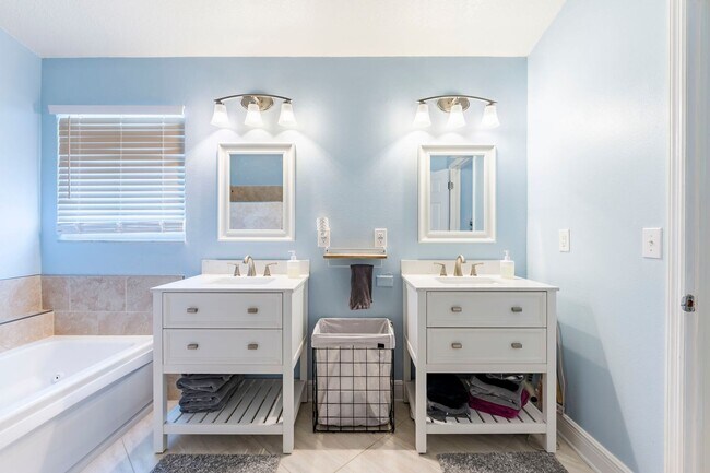 Building Photo - STUNNING 4-BED, 3-BATH HOME WITH SOLAR PANELS IN TAMPA, FL!