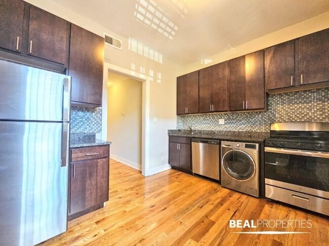 Building Photo - 3 bedroom in CHICAGO IL 60657