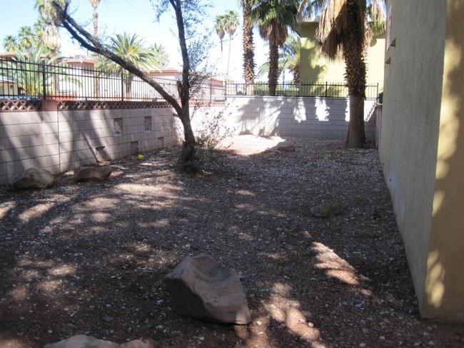 Building Photo - Royal Crest