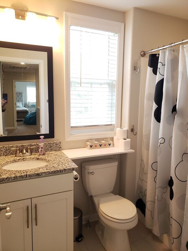 Building Photo - Near Exit 1! Close to I-24! HUGE Kitchen I...