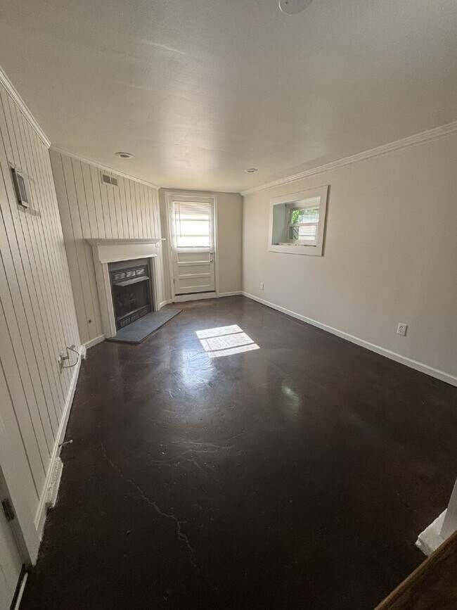 Building Photo - Charming 3 bedroom and 2 bathroom Cottage