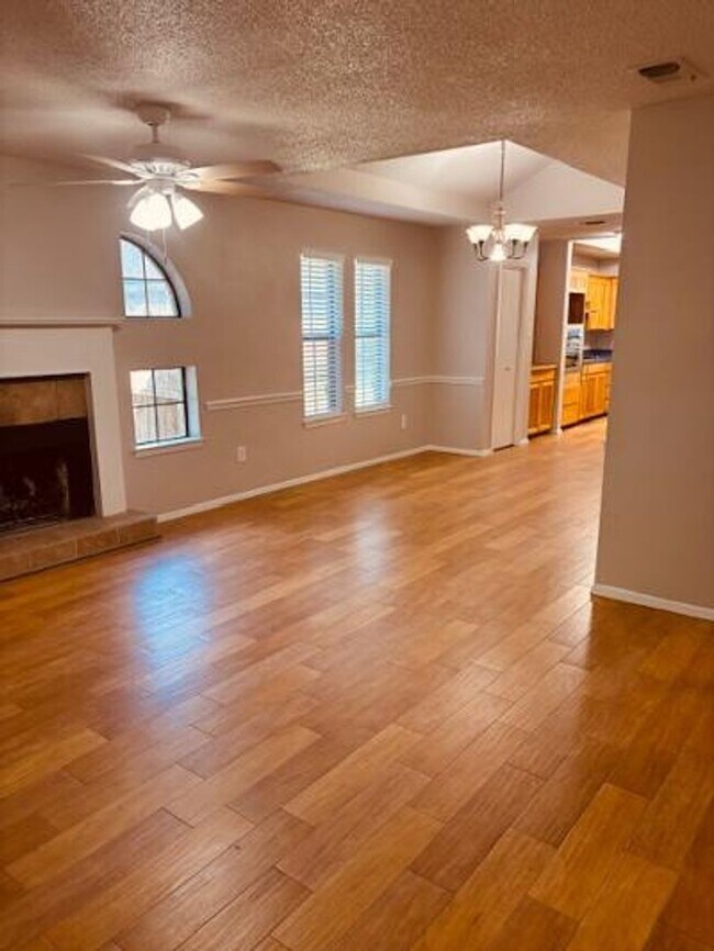 Building Photo - ASK ABOUT BACK TO SCHOOL MOVE IN SPECIAL!