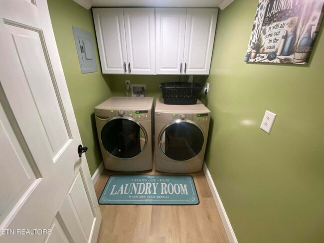 Building Photo - Fully furnished studio