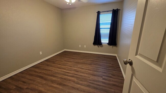 Building Photo - 5113 Blue Haven Dr