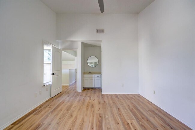 Building Photo - 512 Eberhart Ln