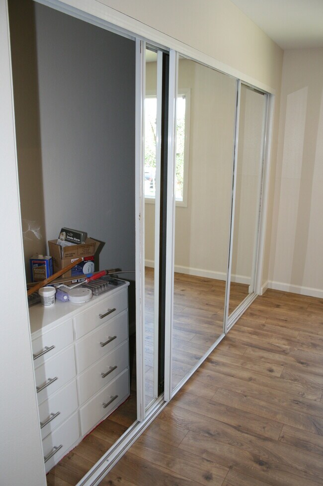 Building Photo - 400 N Acacia Ave