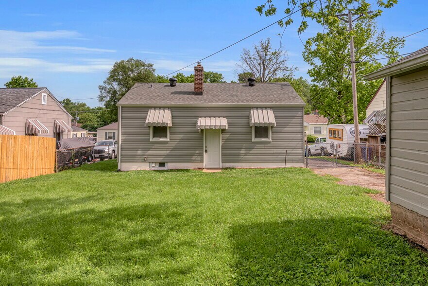 Backyard with gated fence - 9440 Kathlyn Dr