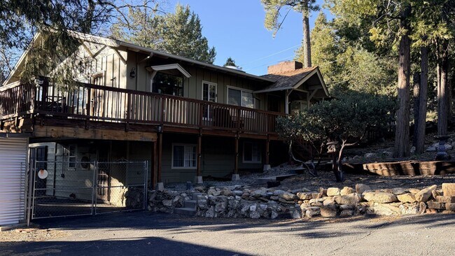 Building Photo - Large Home with Views