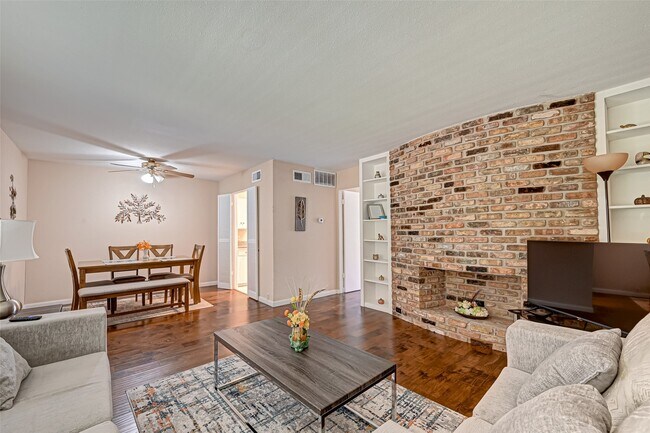 Building Photo - 2121 Fountain View Dr